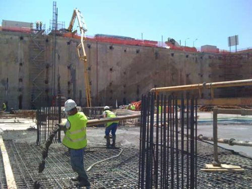 Estructuras y Bombeos, S.L. hombres realizando bombeo de hormigón